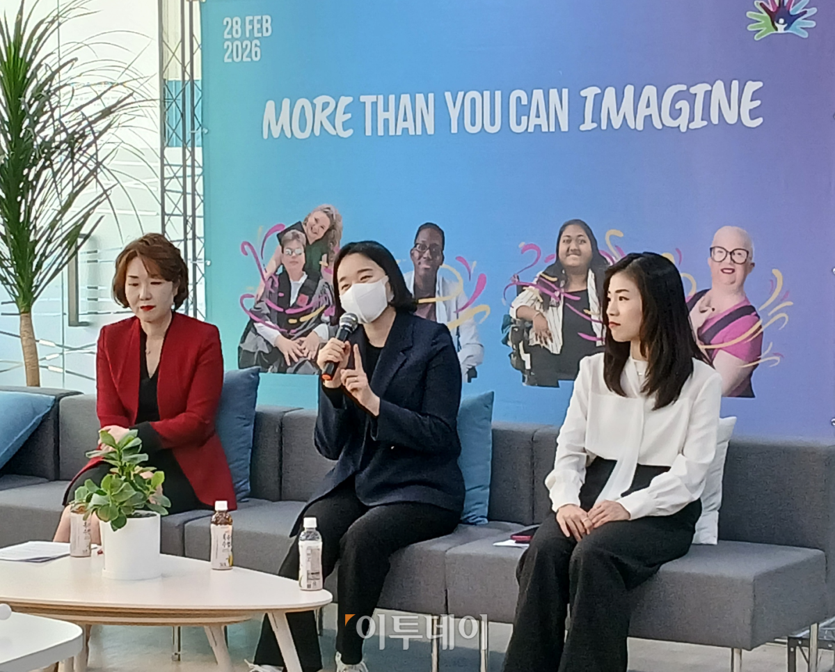 ▲입센코리아가 서울 강남구 도곡동 캠코타워 사무실에서  ‘희귀 간 질환 환자 목소리를 잇다’를 주제로 기념 행사를 개최한 가운데 (왼쪽부터)방현진 한국희귀·난치성질환연합회 사무국장, 김지수 가족성 간내 담즙정체증(PFIC) 환우회 대표, 권구영 입센코리아 희귀 질환 메디컬 어드바이저(Medical Advisor) 이사가 발언 중이다. (한성주 기자 hsj@)