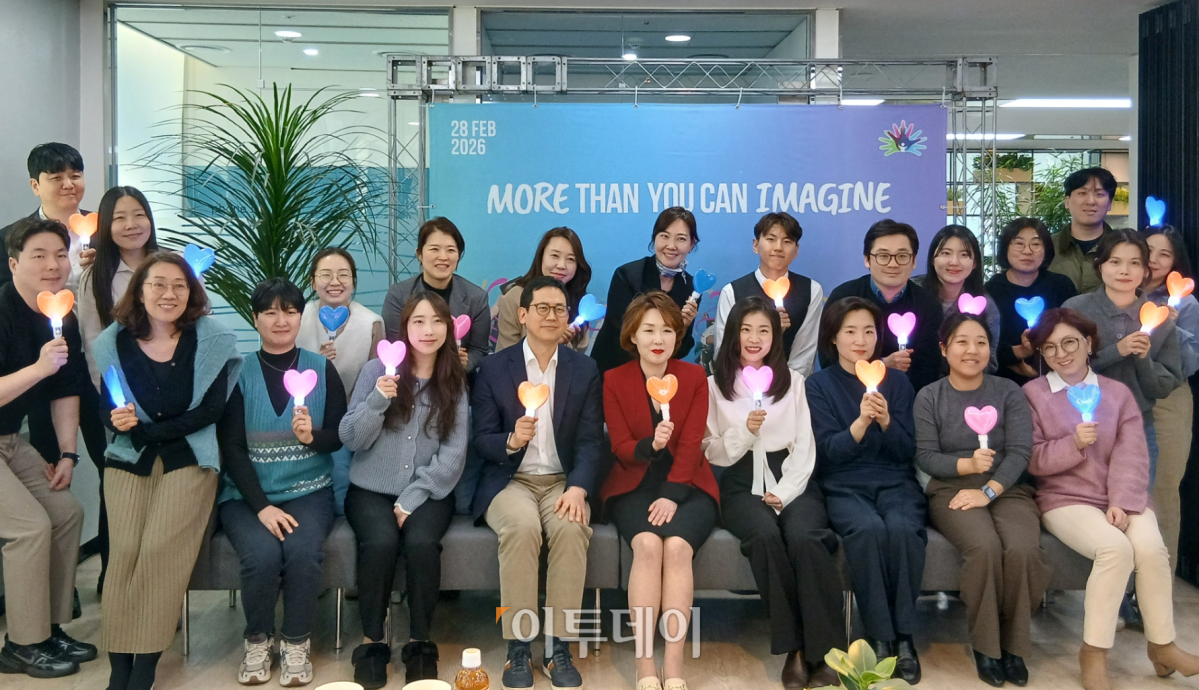 ▲입센코리아가 서울 강남구 도곡동 캠코타워 사무실에서  ‘희귀 간 질환 환자 목소리를 잇다’를 주제로 기념 행사를 개최한 가운데 임직원들 및 환우회측 참석자들이 기념 사진을 촬영 중이다. (한성주 기자 hsj@)