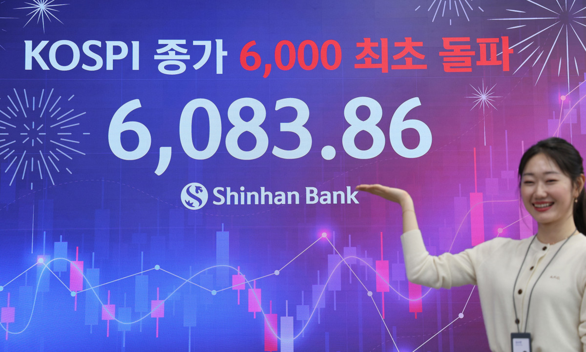 ▲25일 코스피가 전 거래일 대비 114.22포인트(1.91%) 오른 6083.86으로 마감한 가운데 신한은행 딜링룸에 지수가 표시되고 있다. (사진제공=신한은행)