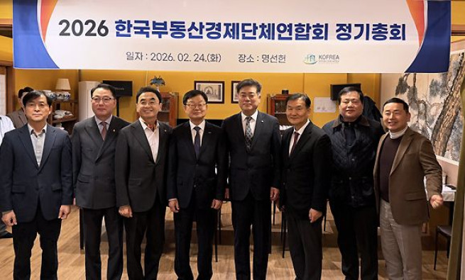 ▲왼쪽부터 정동규 한국부동산마케팅협회 부회장, 박병남 한국주택관리사협회 부회장, 장영호 한국부동산마케팅협회 회장, 김승배 한국부동산개발협회 회장, 김종호 한국공인중개사협회 회장, 정병윤 한국리츠협회 회장, 강현구 한국주택관리협회 회장, 이상무 한국주택임대관리협회 회장. (사진제공=한국공인중개사협회)