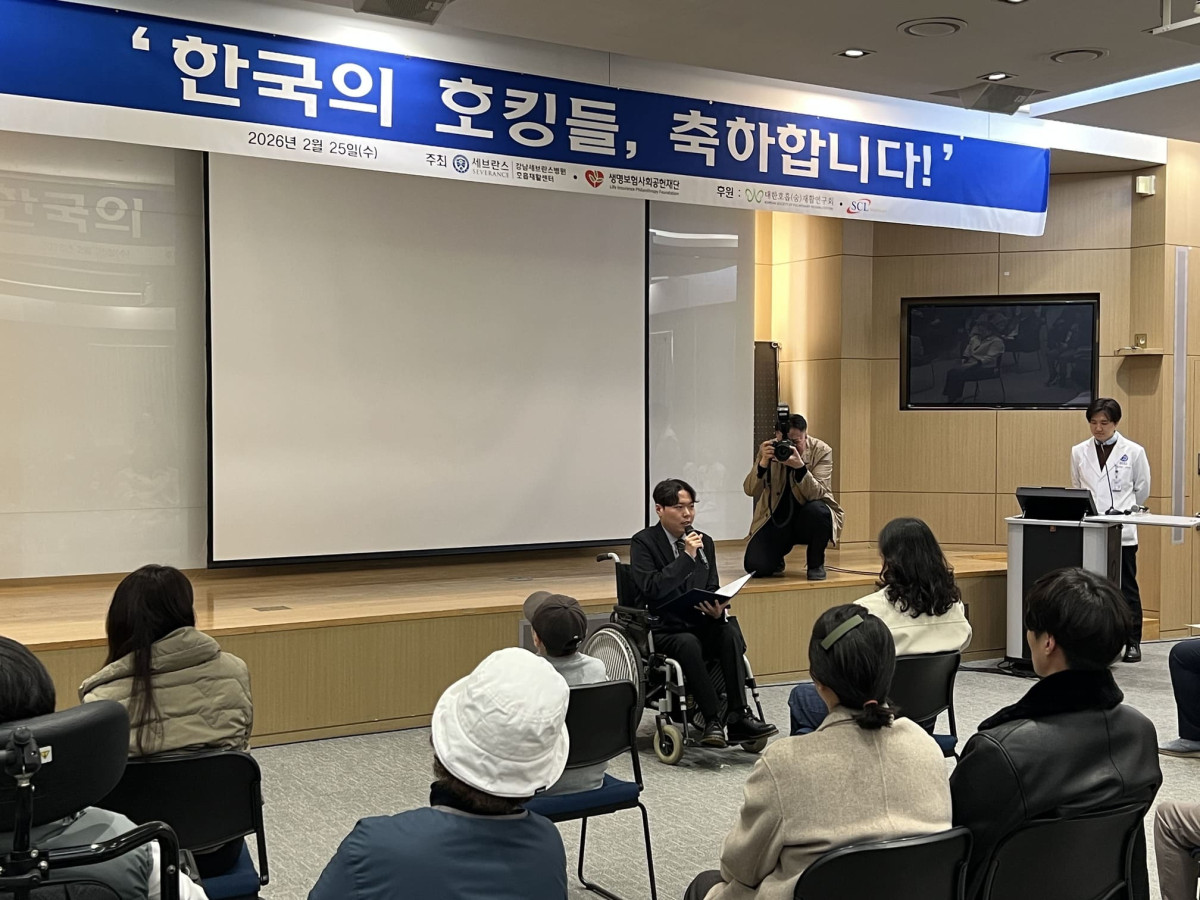 ▲생명보험사회공헌재단이 25일 강남세브란스병원에서 개최한 ‘특별한 졸업식, 희망의 입학식’에서 대학교 졸업생 이강효 씨가 희망의 메시지를 전하고 있다. (사진제공 = 생명보험사회공헌재단)