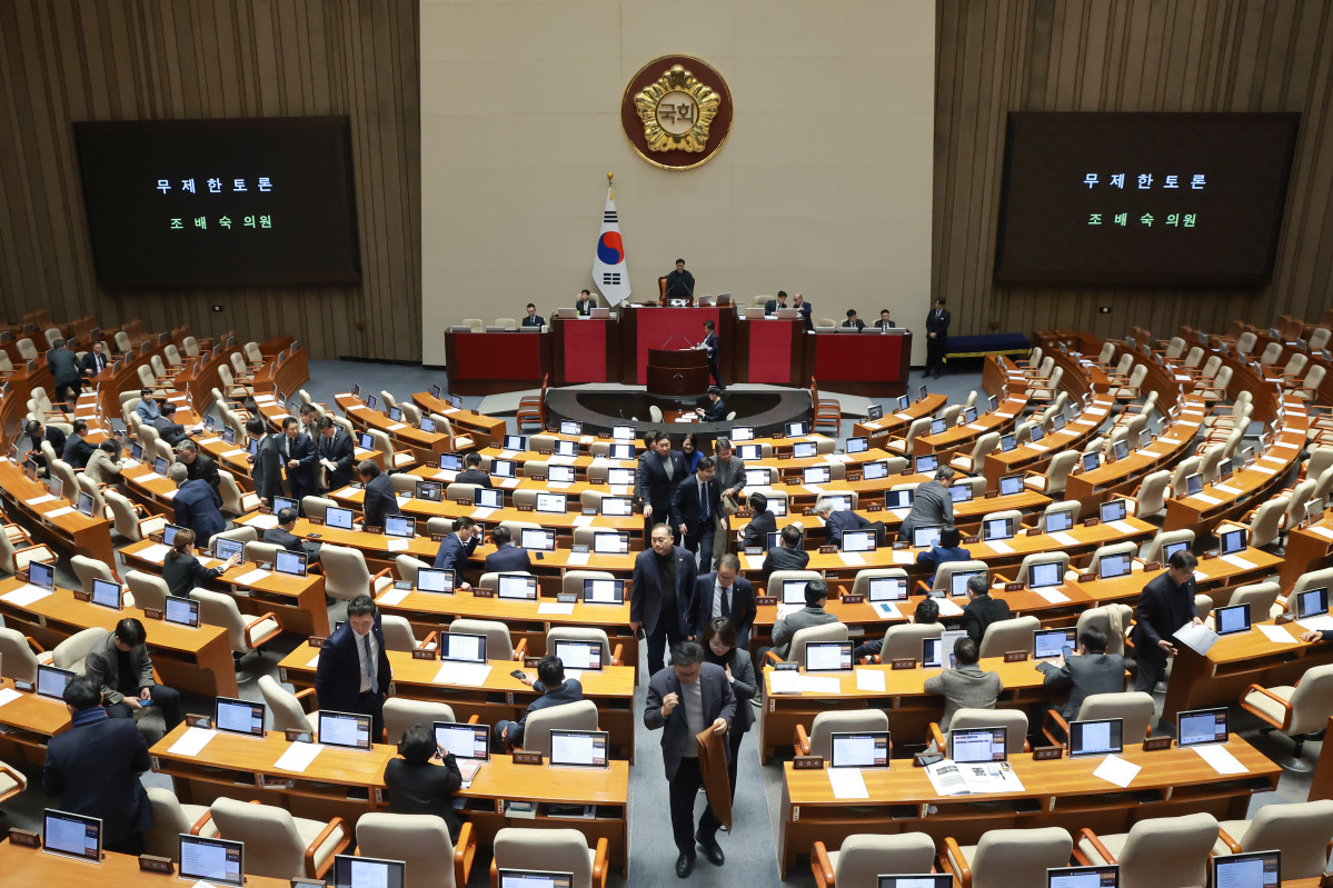▲25일 국회에서 열린 2월 임시국회 본회의에 '법왜곡죄'를 포함한 형법 일부개정법률안(대안)이 상정된 뒤 국민의힘 조배숙 의원이 무제한 토론을 시작하자 더불어민주당 의원들이 본회의장을 떠나고 있다. (연합뉴스)