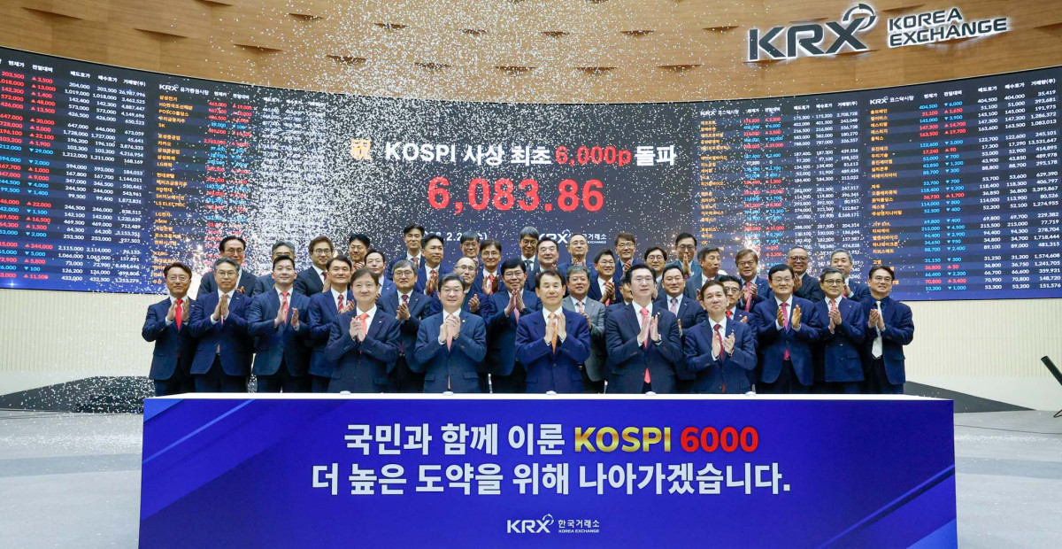 ▲이억원 금융위원장, 이찬진 금융감독원장, 정은보 한국거래소 이사장을 비롯한 업계 관계자들이 25일 서울 여의도 한국거래소에서 열린 코스피 6000포인트 돌파 기념행사에서 세리머니를 하고 있다. 이날 코스피는 전 거래일(5969.64)보다 114.22포인트(1.91%) 오른 6083.86에 거래를 마쳤다. 신태현 기자 holjjak@