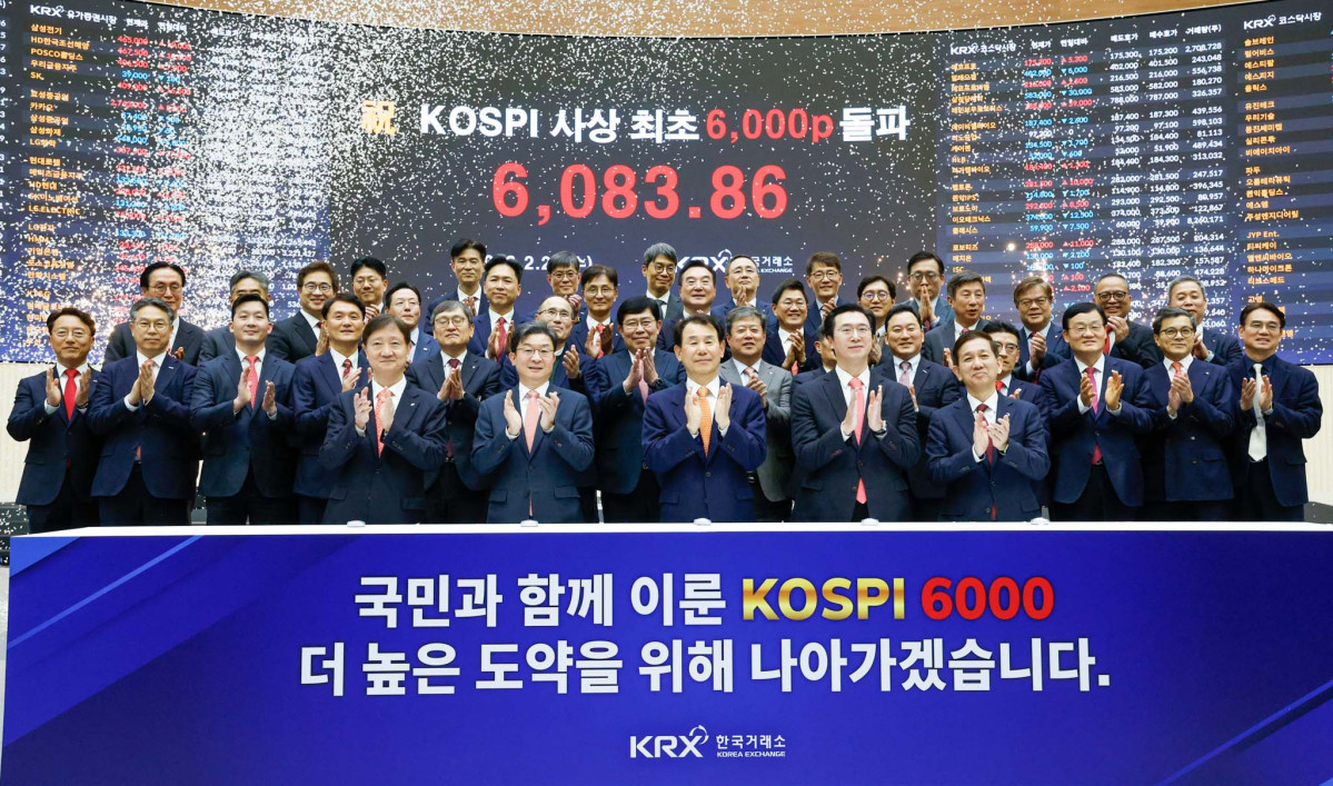 ▲이억원 금융위원장, 이찬진 금융감독원장, 정은보 한국거래소 이사장을 비롯한 업계 관계자들이 25일 서울 여의도 한국거래소에서 열린 코스피 6000포인트 돌파 기념행사에서 세리머니를 하고 있다. 이날 코스피는 전 거래일(5969.64)보다 114.22포인트(1.91%) 오른 6083.86에 거래를 마쳤다. 신태현 기자 holjjak@