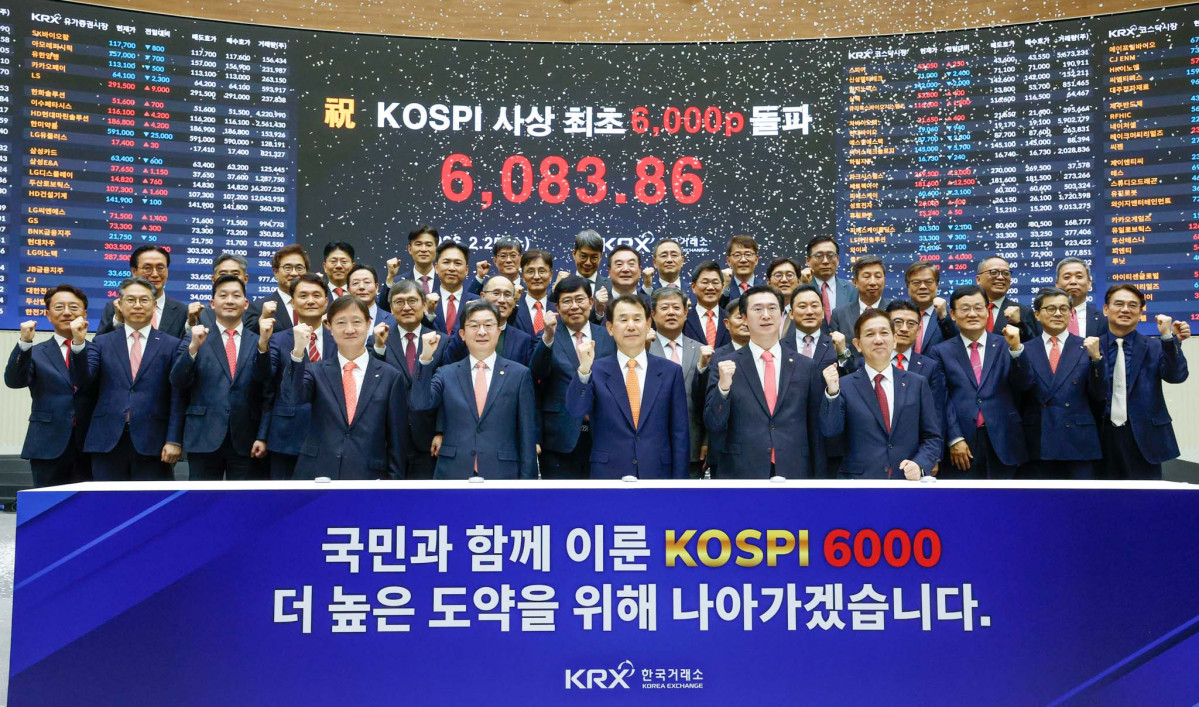 ▲이억원 금융위원장, 이찬진 금융감독원장, 정은보 한국거래소 이사장을 비롯한 업계 관계자들이 25일 서울 여의도 한국거래소에서 열린 코스피 6000포인트 돌파 기념행사에서 세리머니를 하고 있다. 이날 코스피는 전 거래일(5969.64)보다 114.22포인트(1.91%) 오른 6083.86에 거래를 마쳤다. 신태현 기자 holjjak@