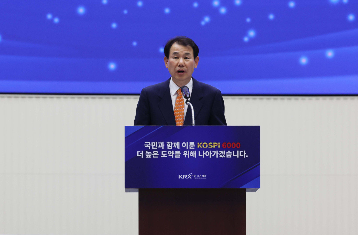▲정은보 한국거래소 이사장이 지난 25일 서울 여의도 한국거래소에서 열린 코스피 6000포인트 돌파 기념행사에서 인사말을 하고 있다. (사진=신태현 기자 holjjak@)