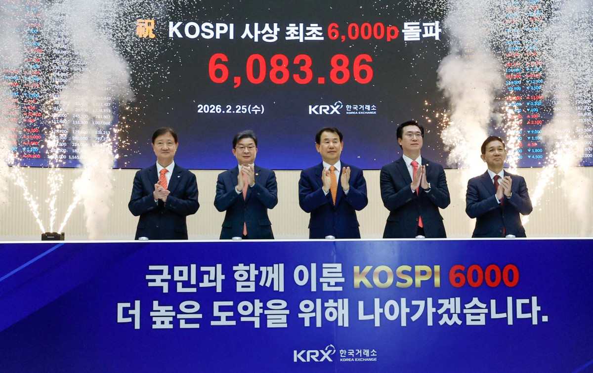 ▲이억원 금융위원장, 이찬진 금융감독원장, 정은보 한국거래소 이사장을 비롯한 업계 관계자들이 25일 서울 여의도 한국거래소에서 열린 코스피 6000포인트 돌파 기념행사에서 세리머니를 하고 있다. 이날 코스피는 전 거래일(5969.64)보다 114.22포인트(1.91%) 오른 6083.86에 거래를 마쳤다. 신태현 기자 holjjak@
