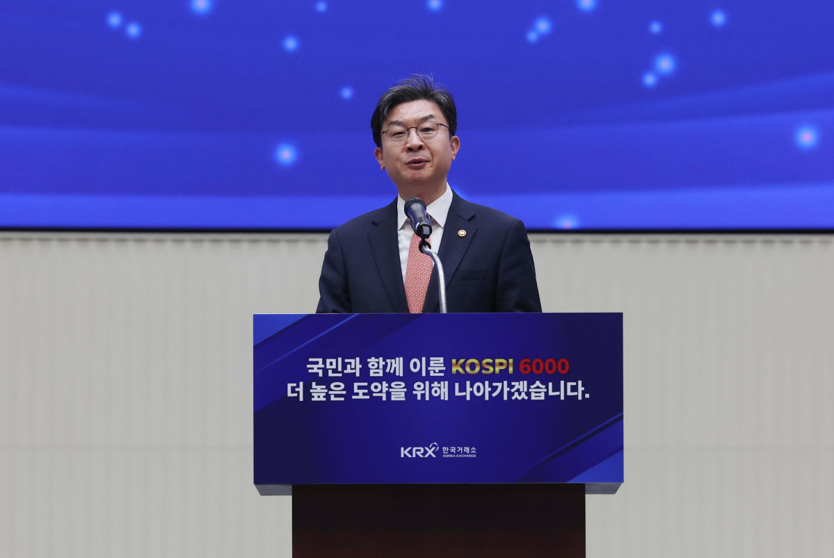 ▲이억원 금융위원장이 25일 서울 여의도 한국거래소에서 열린 코스피 6000포인트 돌파 기념행사에서 인사말을 하고 있다. 이날 코스피는 전 거래일(5969.64)보다 114.22포인트(1.91%) 오른 6083.86에 거래를 마쳤다. 신태현 기자 holjjak@