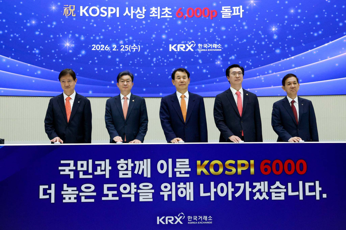 ▲이억원 금융위원장, 이찬진 금융감독원장, 정은보 한국거래소 이사장을 비롯한 업계 관계자들이 25일 서울 여의도 한국거래소에서 열린 코스피 6000포인트 돌파 기념행사에서 세리머니를 하고 있다. 이날 코스피는 전 거래일(5969.64)보다 114.22포인트(1.91%) 오른 6083.86에 거래를 마쳤다. 신태현 기자 holjjak@