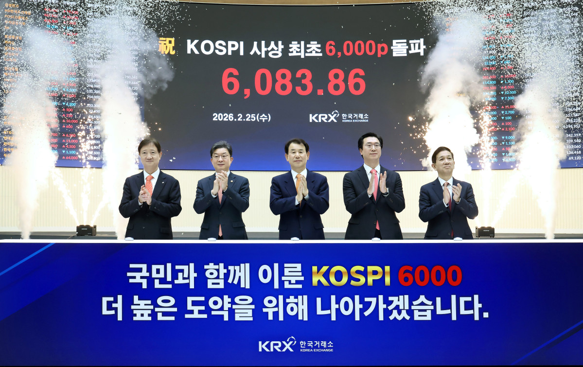 ▲25일 서울 여의도 한국거래소에서 열린 '코스피 6000p 돌파 기념식'에서 사진 촬영을 하고 있다. 왼쪽부터 이찬진 금융감독원장, 이억원 금융위원장, 정은보 한국거래소 이사장, 강민국 국회 정무위원회 간사, 황성엽 금융투자협회장. (제공=한국거래소)