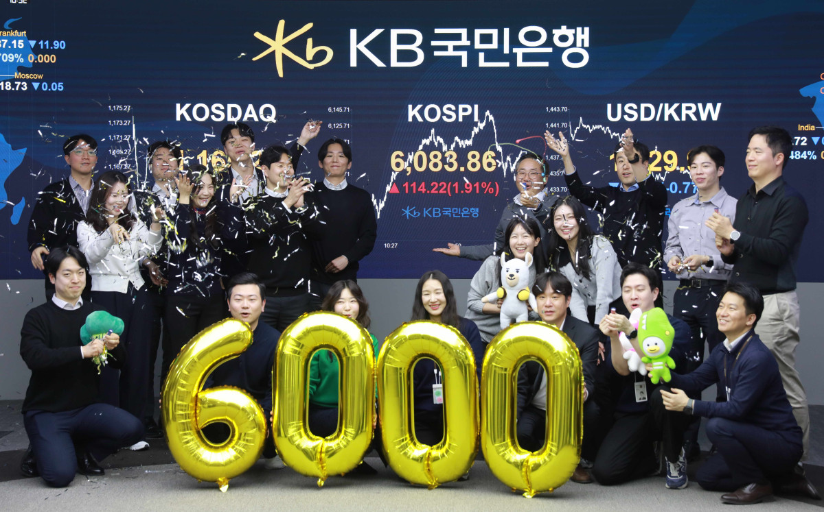 ▲25일 코스피가 전 거래일 대비 114.22포인트(1.91%) 오른 6083.86으로 마감한 가운데 KB국민은행 딜링룸에 지수가 표시되고 있다. (사진제공=KB국민은행)