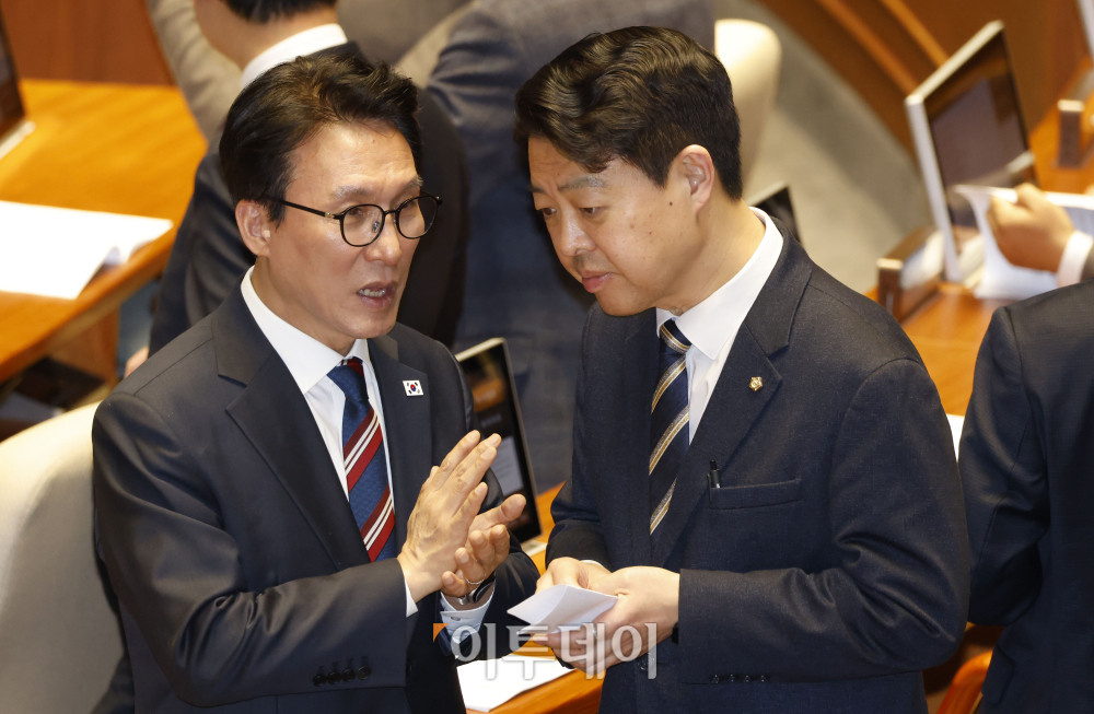▲김민석(왼쪽) 국무총리와 김영호 국회 교육위원장 겸 더불어민주당 의원이 25일 서울 여의도 국회 본회의에서 대화하고 있다. 고이란 기자 photoeran@