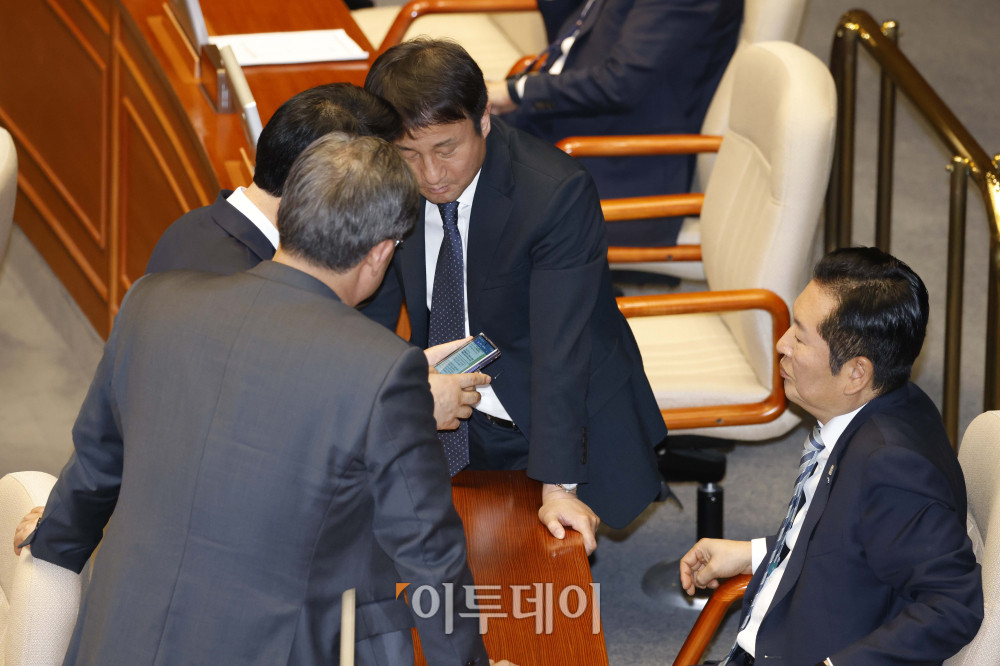 ▲정청래(오른쪽) 더불어민주당 대표와 한병도 원내대표가 25일 서울 여의도 국회 본회의에서 의원들과 대화하고 있다. 고이란 기자 photoeran@