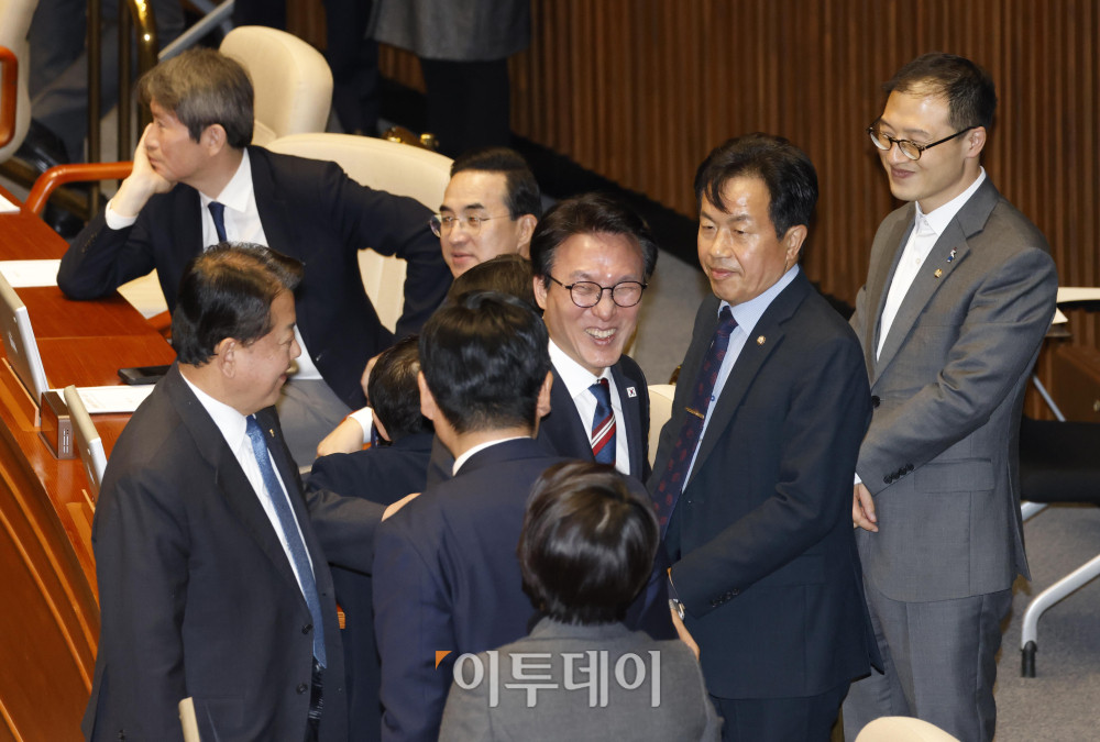 ▲김민석 국무총리와 정청래 더불어민주당 대표가 25일 서울 여의도 국회 본회의에서 인사하고 있다. 고이란 기자 photoeran@