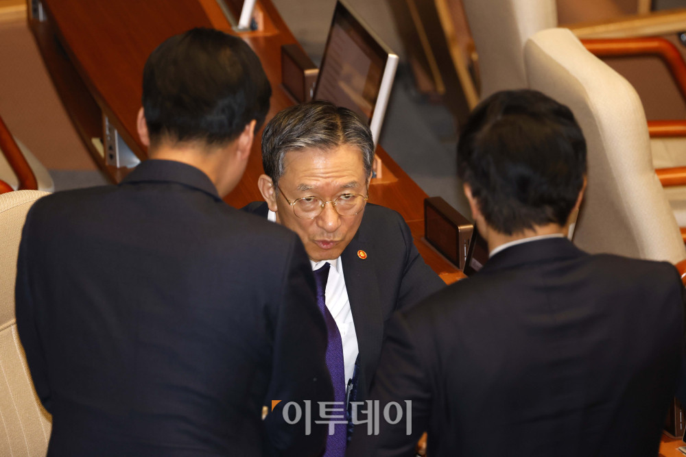 ▲정성호 법무부 장관이 25일 서울 여의도 국회 본회의에서 의원들과 대화하고 있다. 고이란 기자 photoeran@
