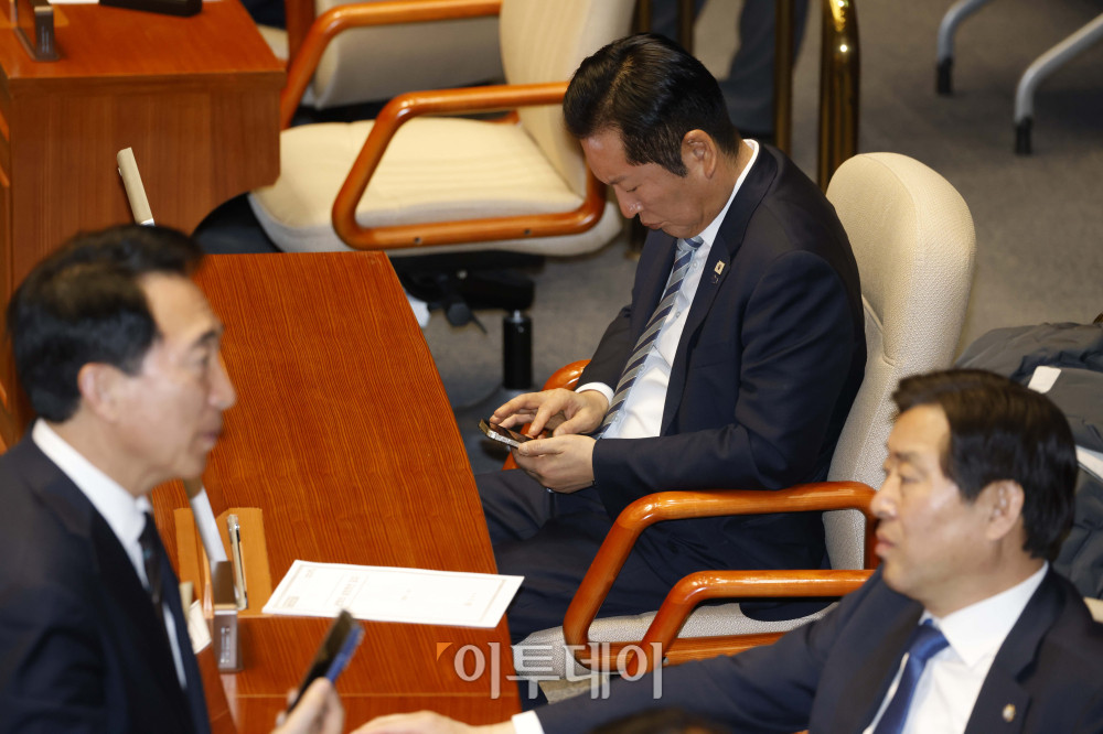 ▲정청래 더불어민주당 대표가 25일 서울 여의도 국회 본회의에서 휴대폰을 살펴보고 있다. 고이란 기자 photoeran@