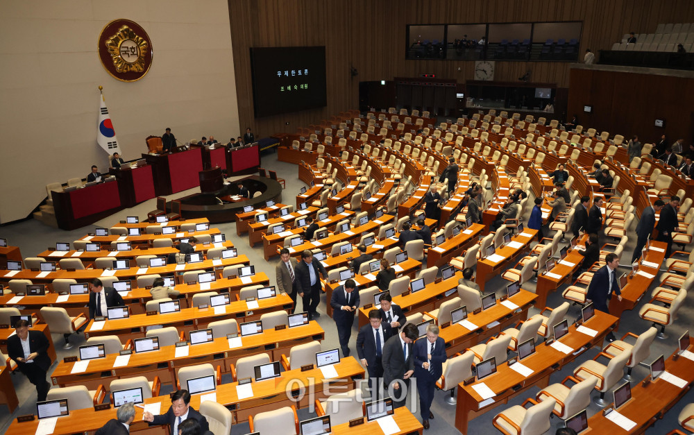 ▲25일 서울 여의도 국회 본회의에서 형법 일부개정법률안(대안)과 관련해 조배숙 국민의힘 의원이 무제한토론(필리버스터)을 시작하자 의원들이 퇴장하고 있다. 고이란 기자 photoeran@