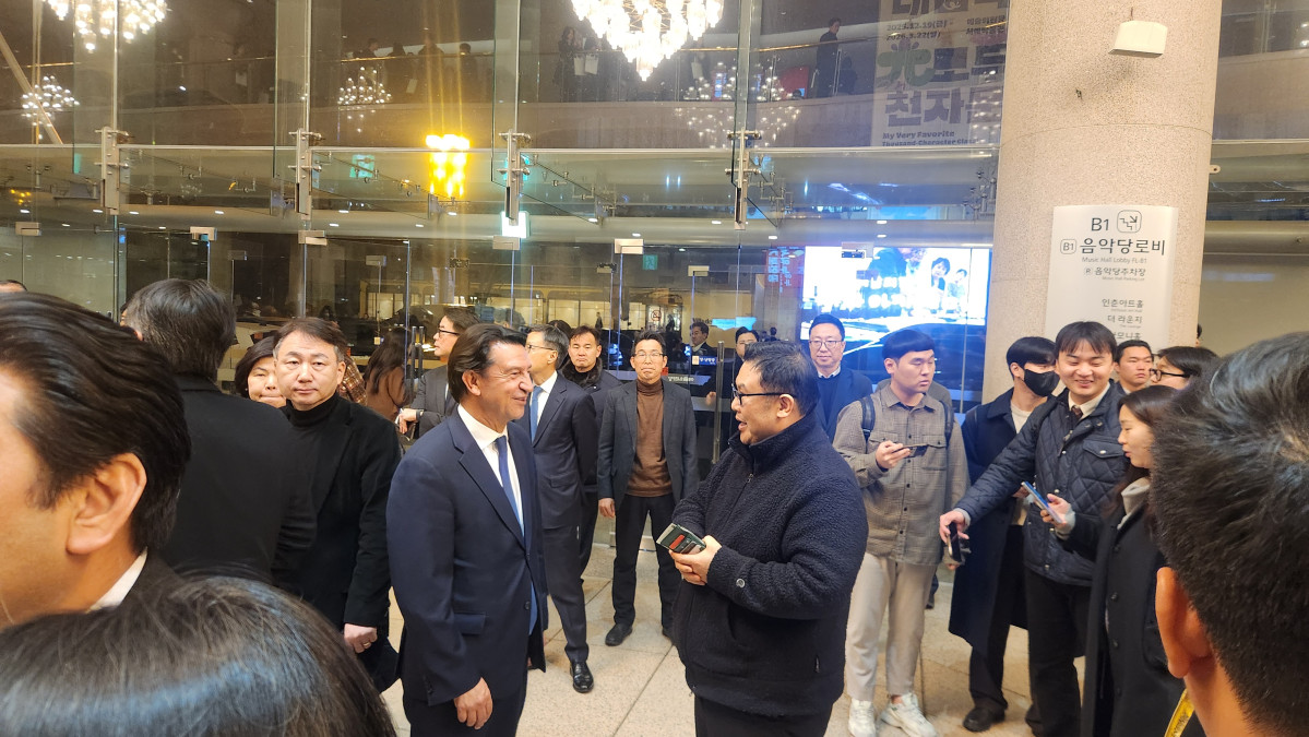 ▲고(故) 정주영 현대그룹 창업회장 25주기를 맞아 열린 추모 음악회에 참석한 호세 무뇨스 현대차 사장. 김채빈 기자 chaebi@