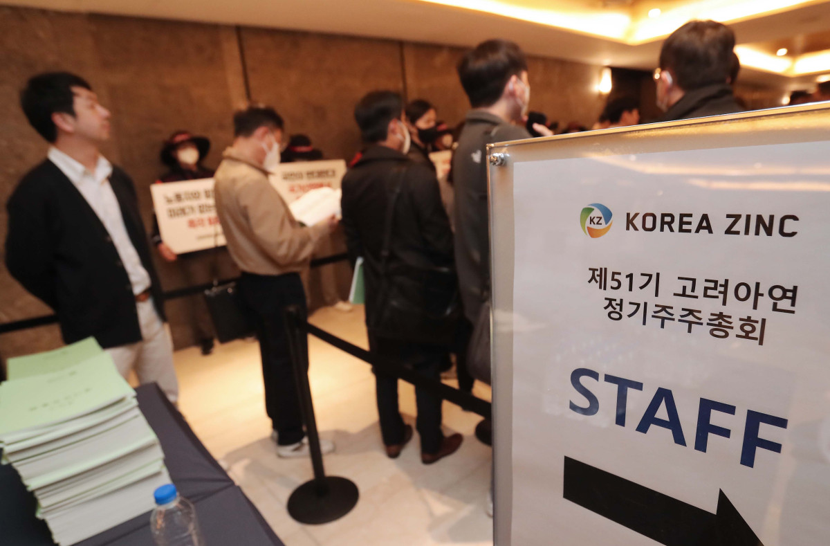반대한 안건 이제와서 제안…MBK·영풍, 주총 앞두고 ‘오락가락’