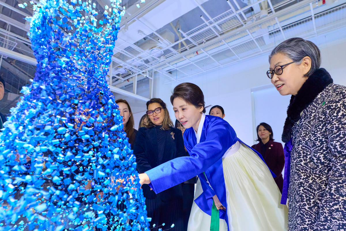 ▲김혜경 여사와 호잔젤라 다시우바 브라질 영부인이 23일 서울 종로구 서울공예박물관에서 전시물을 관람하고 있다. (연합뉴스)
