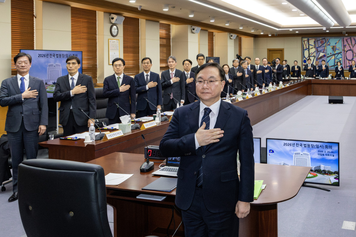 ▲박영재 법원행정처장을 비롯한 법원장들이 25일 서울 서초구 대법원에서 열린 전국법원장회의에서 국기에 경례하고 있다. (연합뉴스)