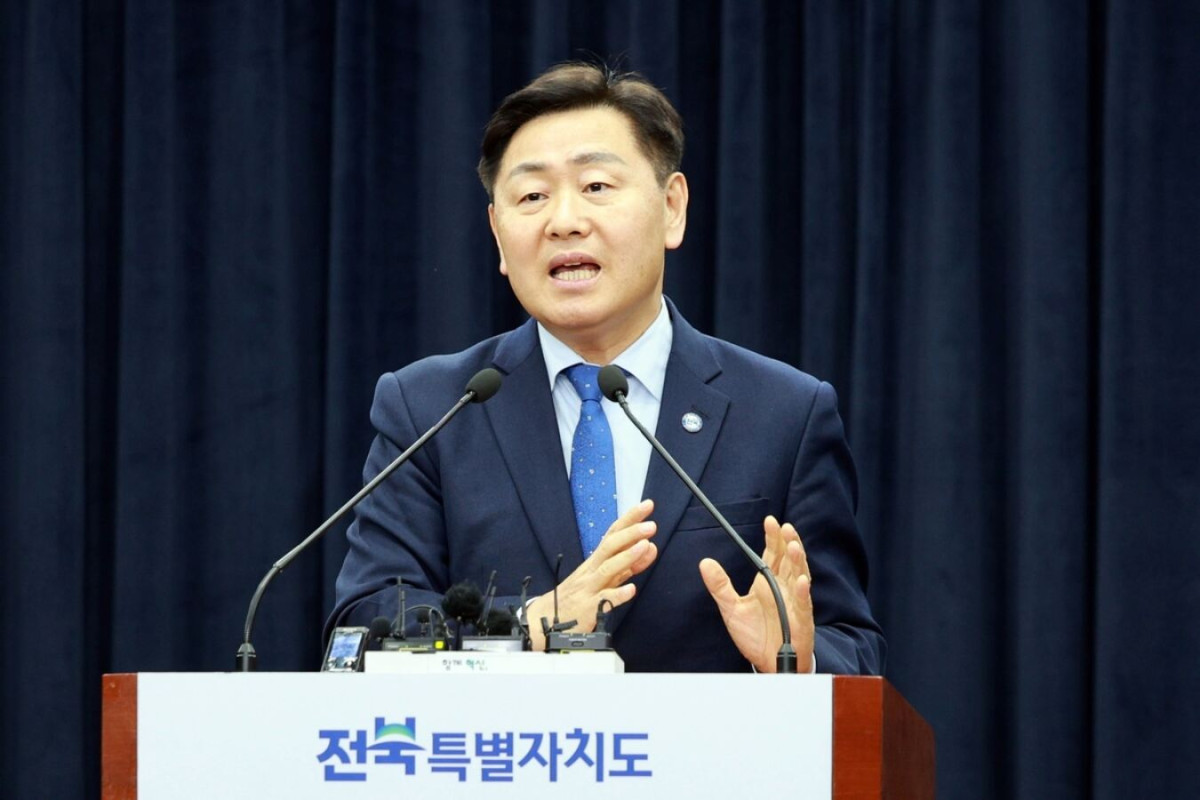 ▲김관영 전북도지사가 전북도청 브리핑룸에서 지방 소멸과 수도권 집중의 구조적 위기를 창업 생태계 혁신으로 돌파하겠다며 '하이퍼 창업도시' 구상을 밝히고 있다. (사진제공=전북도)