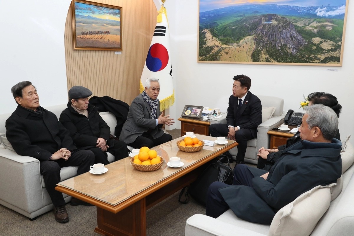 ▲오영훈 제주지사가 도청 집무실에서 대전·경산 등 전국 과거사 희생자 유족 회장단과 차담회를 열고 있다. (사진제공=제주도)