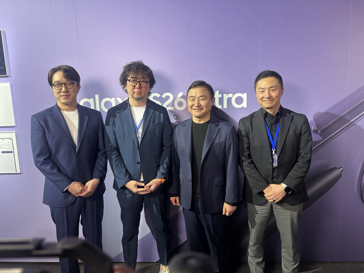 ▲노태문 삼성전자 모바일경험(MX)부문 사장(왼쪽에서 세번째) 등이 25일(현지시간) 미국 샌프란시스코 언팩 행사에서 사진촬영을 하고 있다. (샌프란시스코(미국)=이수진 기자)