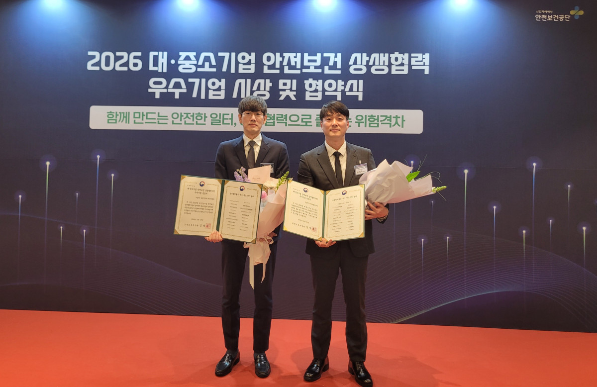 ▲삼성전기 정해석 부사장(왼쪽)과 씨더블유산업 김성욱 대표이사(협력사)가 기념촬영을 하고있다 (사진=삼성전기)