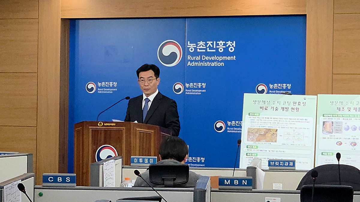 ▲성제훈 농촌진흥청 국립농업과학원장이 25일 세종시 농림축산식품부 기자실에서 생분해성 수지 코팅 완효성 비료 개발 성과를 브리핑하고 있다.(누보 제공)