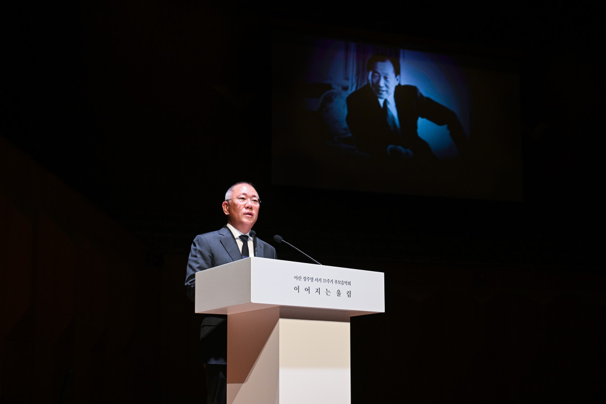 ▲'아산 정주영 서거 25주기 추모 음악회 : 이어지는 울림'에서 추모사를 하고 있는 현대차그룹 정의선 회장 (사진=현대차그룹)