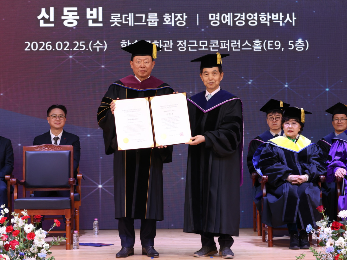 ▲25일 대전 카이스트(KAIST) 본원에서 열린 2026년도 명예박사 학위수여식에서 신동빈 롯데 회장(왼쪽)이 명예경영학 박사 학위를 받았다. 신 회장은 과학기술 기반 산업 발전 혁신과 지속가능한 사회 가치 창출에 기여한 공로로 명예경영학 박사 학위를 받았다 (사진제공=롯데지주)