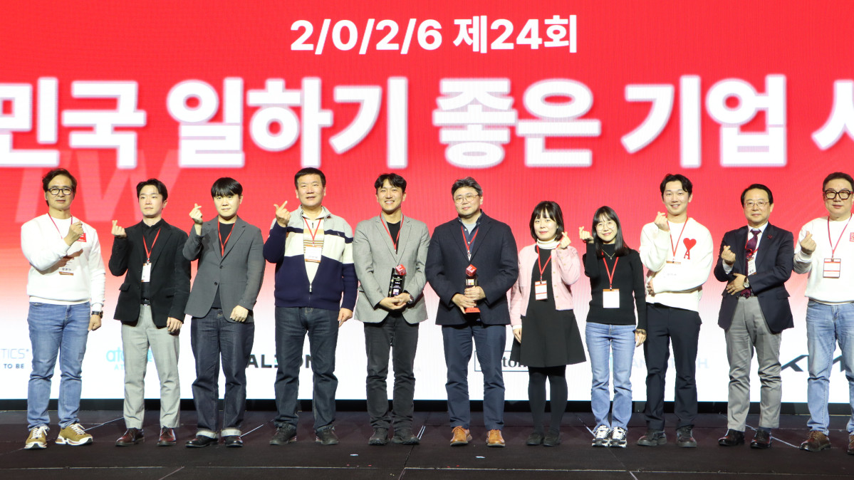 ▲이준길 기아 피플앤컬처팀 팀장(왼쪽에서 다섯번째), 경영지원1실장 박영재 실장(왼쪽에서 여섯번째)이 ‘GPTW 경영 혁신 컨퍼런스’ 수상자들과 기념촬영을 하고 있다. (자료제공=기아)