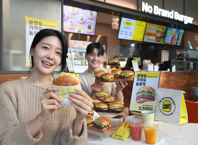 ▲26일 서울 성동구 노브랜드 버거 성수랩점에서 모델들이 노브랜드 버거가 업계 최저가 2500원으로 출시한 가성비 메뉴 ‘어메이징 불고기’를 소개하고 있다. (사진제공=신세계푸드)