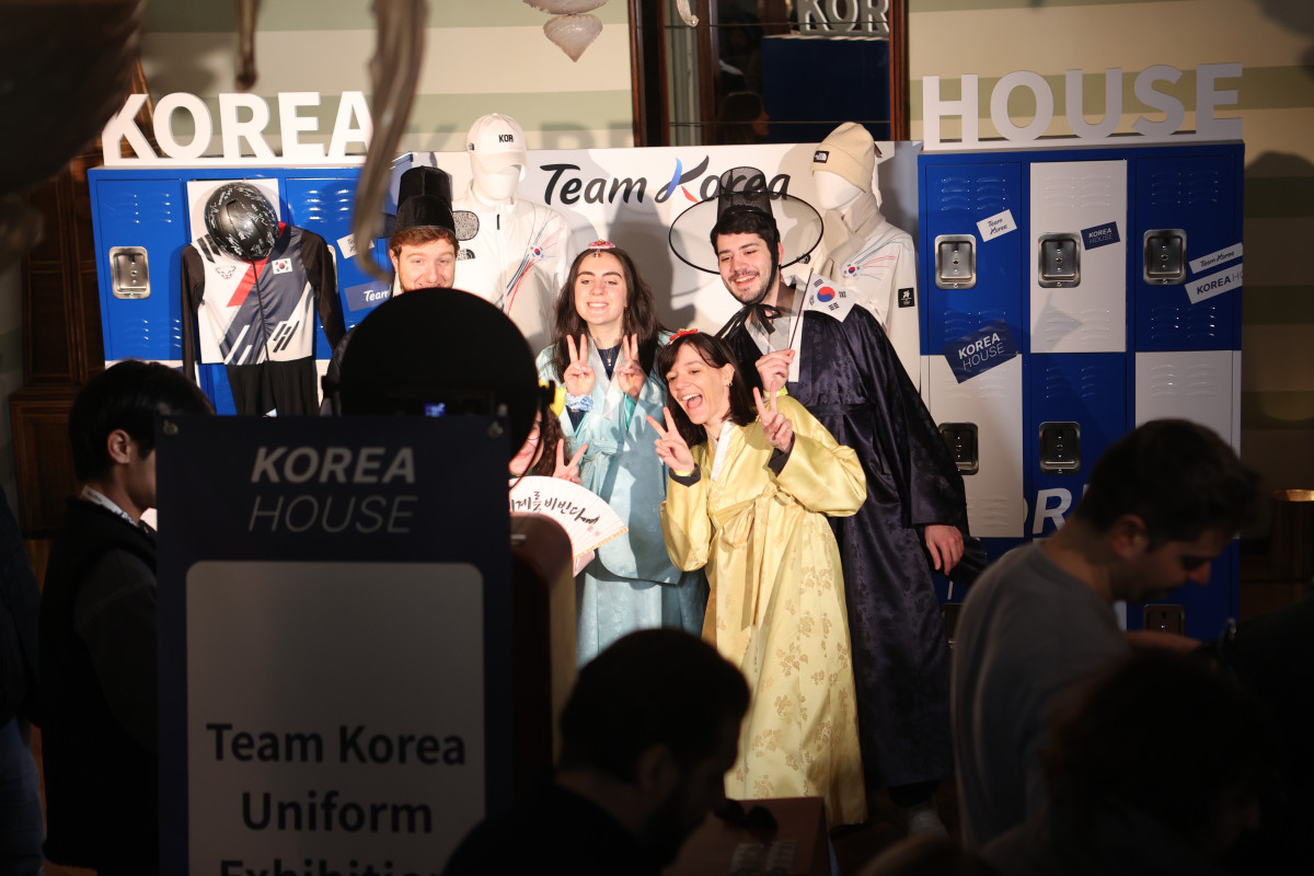 ▲‘2026 밀라노 코르티나담페초 동계올림픽 코리아하우스’에서 한복 체험 중인 사람들의 모습. (사진=문체부)