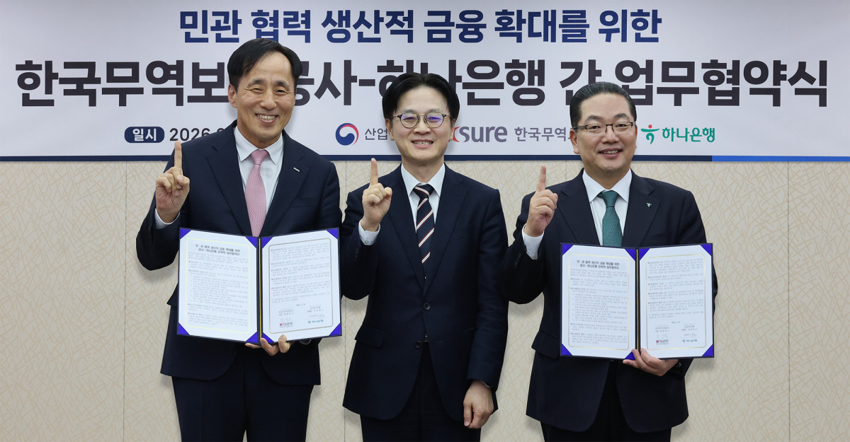 ▲이호성 하나은행장(오른쪽)이 김정관 산업통상부 장관(가운데), 장영진 한국무역보험공사 사장(왼쪽)과 함께 협약서를 들고 기념 촬영을 하고 있다. (하나은행)