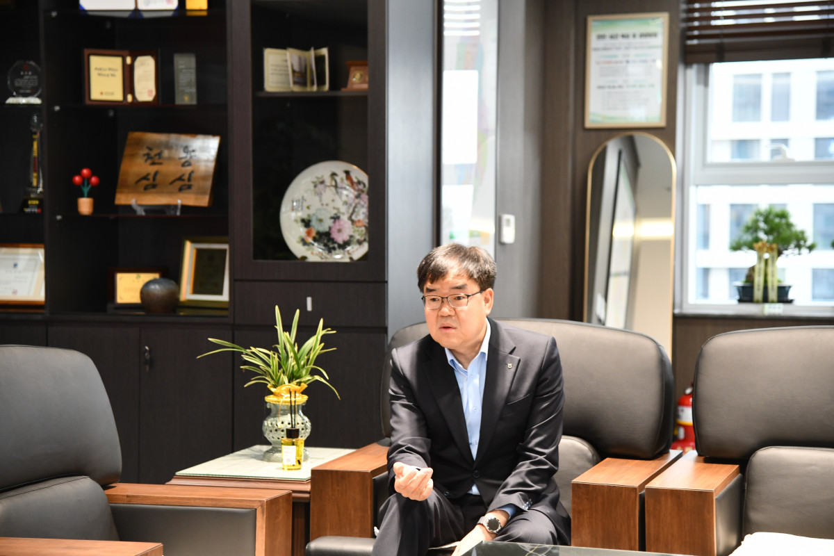 ▲엄범식 농협중앙회 경기본부장이 집무실에서 취임 1년 소감과 2026년 경기 농업 발전 방향을 설명하고 있다. 엄 본부장은 '현장에 답이 있다'는 신념 아래 농업소득 3000만원 달성과 농심천심운동 확산을 핵심 과제로 제시하며 경기 농업 대전환의 의지를 밝혔다. (농협중앙회 경기본부)