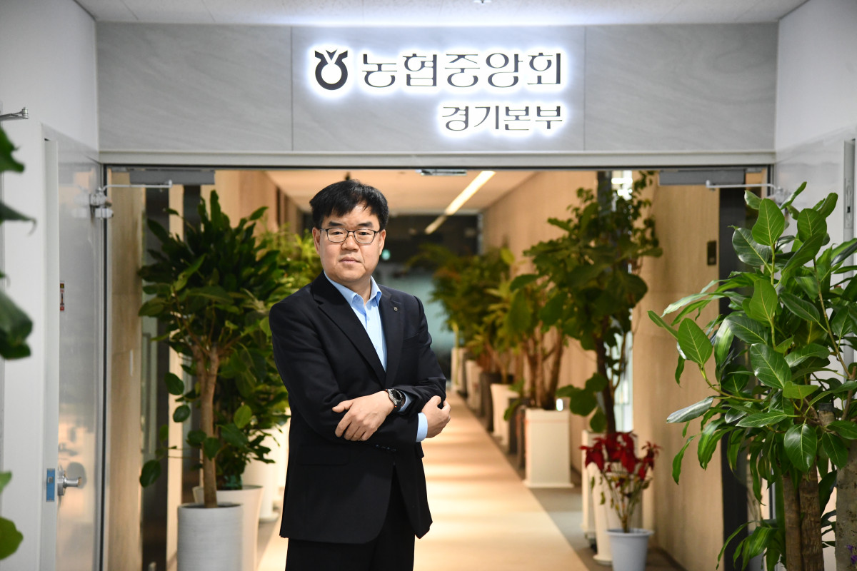 ▲'농협중앙회 경기본부' 인계동 신사옥 간판 아래 선 엄범식 농협중앙회 경기본부장. 농심천심운동의 범국민적 확산과 농업소득 3000만원 달성이라는 두 개의 목표를 향해 경기농협의 전사적 역량을 집중하겠다는 각오를 다졌다. (농협중앙회 경기본부)