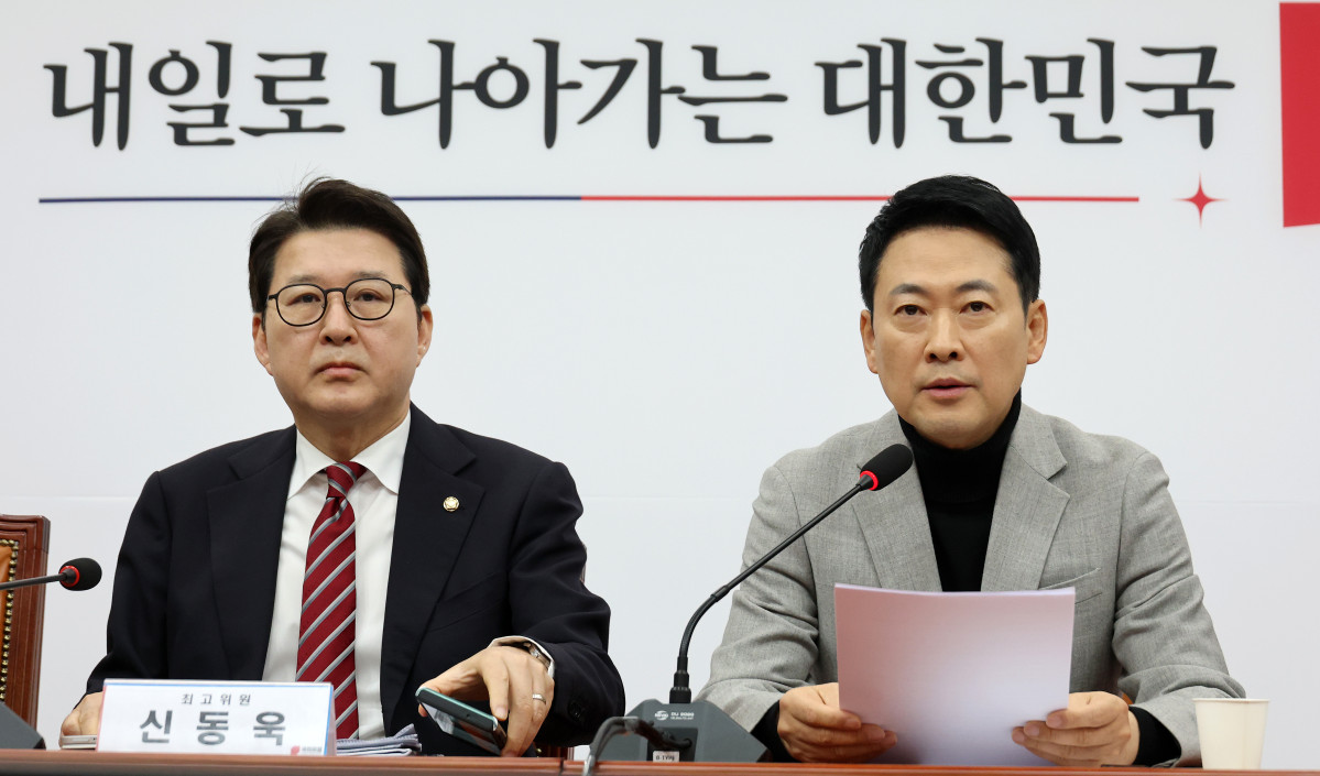 ▲국민의힘 장동혁 대표가 26일 국회에서 열린 최고위원회의에서 모두발언을 하고 있다. 왼쪽은 신동욱 최고위원. (연합뉴스)