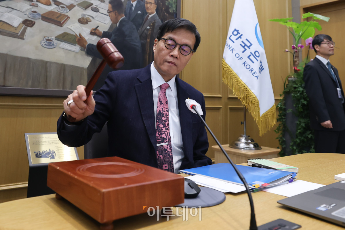 ▲이창용 한국은행 총재가 26일 서울 중구 한국은행 본관에서 열린 금융통화위원회 본회의에서 의사봉을 두드리고 있다. 사진공동취재단