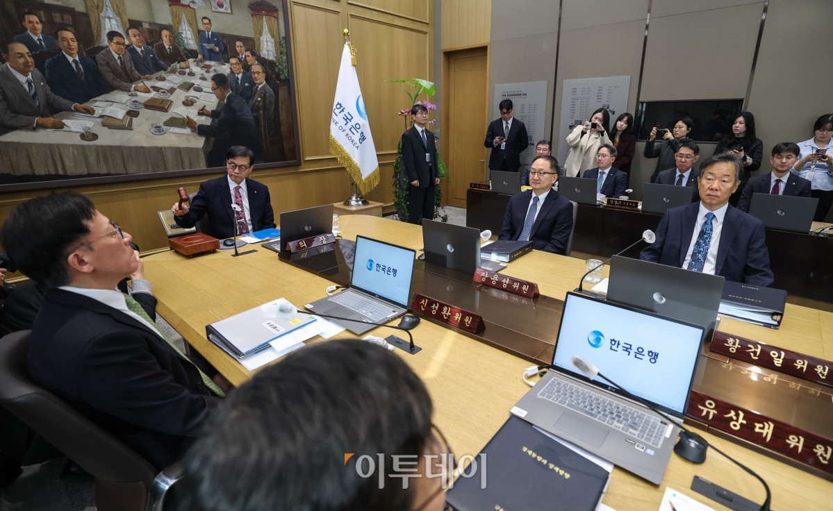 ▲이창용 한국은행 총재가 26일 서울 중구 한국은행 본관에서 열린 금융통화위원회 본회의에서 의사봉을 두드리고 있다. 사진공동취재단