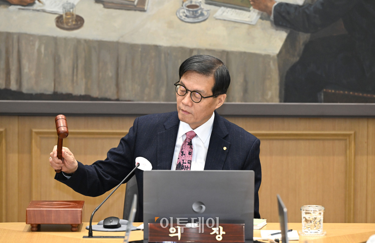 ▲이창용 한국은행 총재가 26일 서울 중구 한국은행 본관에서 열린 금융통화위원회 본회의에서 의사봉을 두드리고 있다. 사진공동취재단