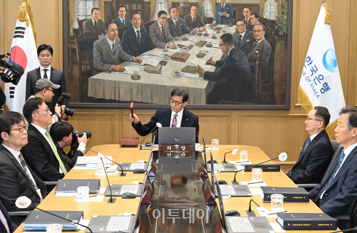 ▲이창용 한국은행 총재가 26일 서울 중구 한국은행 본관에서 열린 금융통화위원회 본회의에서 의사봉을 두드리고 있다. 사진공동취재단