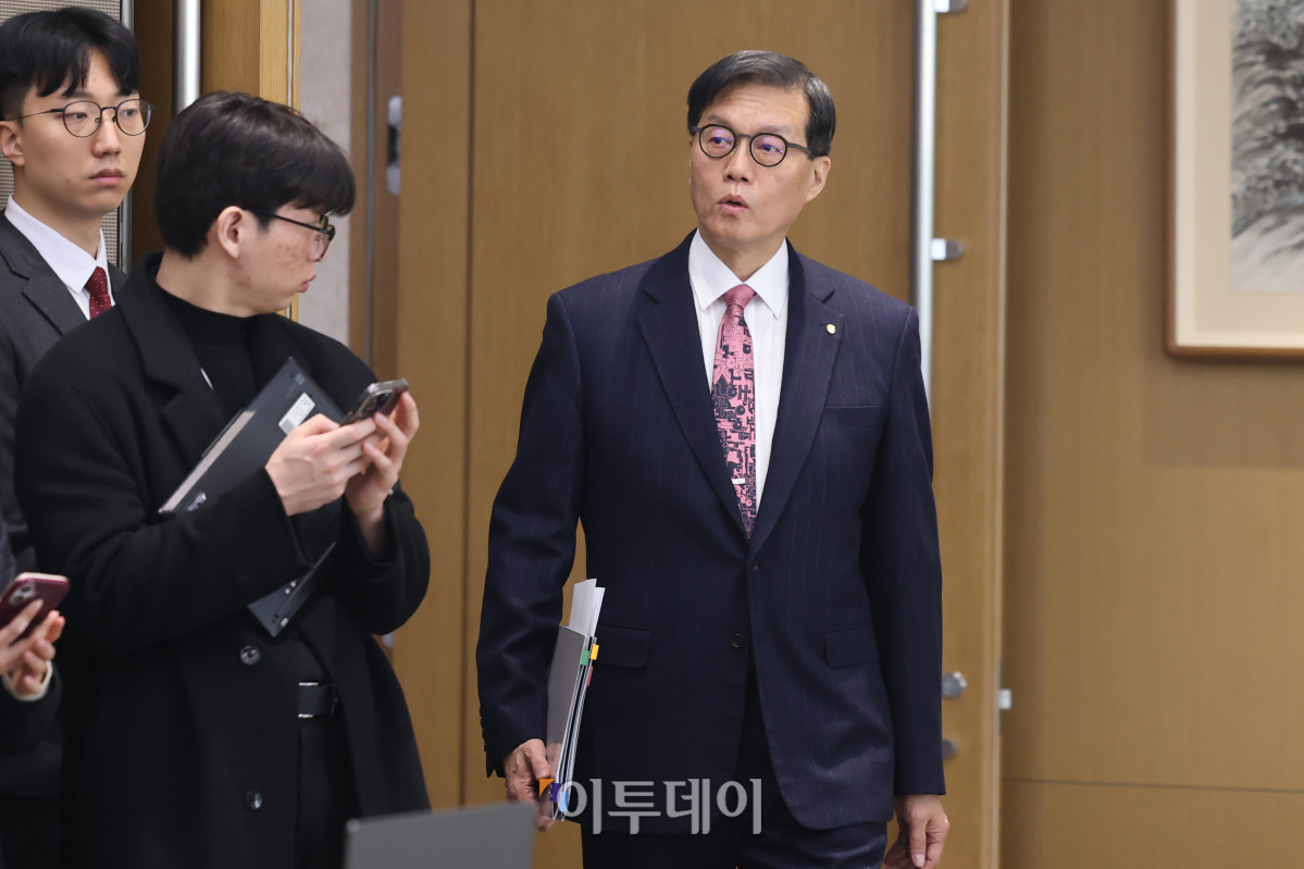 ▲이창용 한국은행 총재가 26일 서울 중구 한국은행 본관에서 열린 금융통화위원회 본회의에 참석하고 있다. 사진공동취재단