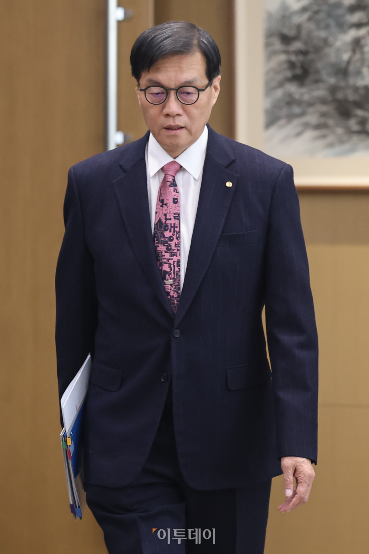 ▲이창용 한국은행 총재가 26일 서울 중구 한국은행 본관에서 열린 금융통화위원회 본회의에 참석하고 있다. 사진공동취재단