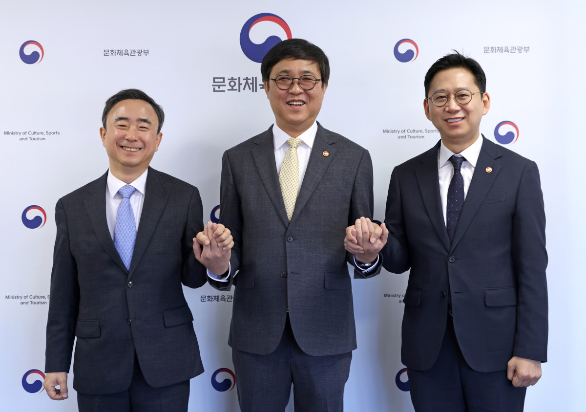 ▲최휘영 문화체육관광부 장관, 배경훈 부총리겸 과학기술정보통신부 장관, 임문영 국가인공지능전략위원회 부위원장이 26일 서울 종로구 국립현대미술관 서울관에서 간담회를 갖고 인공지능 산업과 문화산업의 상생을 위해 필요한 제도개선과 지원사업을 함께 추진해 나가기로 뜻을 모으고 기념촬영을 하고 있다. (사진제공=문체부)