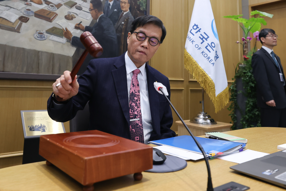 ▲이창용 한국은행 총재가 26일 서울 중구 한국은행 본관에서 열린 금융통화위원회 본회의에서 의사봉을 두드리고 있다. 2026.02.26 사진공동취재단 (이투데이DB)