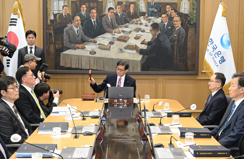 ▲이창용 한국은행 총재가 26일 서울 중구 한국은행 본관에서 열린 금융통화위원회 본회의에서 의사봉을 두드리고 있다. 2026.02.26 사진공동취재단 (이투데이DB)