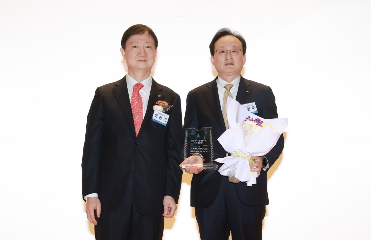 ▲이환주 KB국민은행장(오른쪽)과 이찬진 금융감독원장이 25일 금융감독원에서 열린 '1사1교 금융교육 우수 사례 시상식'을 마치고 기념촬영을 하고 있다. (사진제공=KB국민은행)