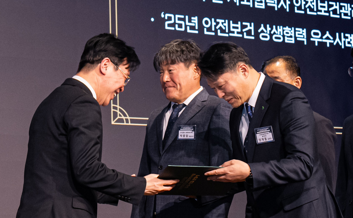 ▲양재철 HD현대일렉트릭 전력사업본부장(오른쪽)과 HD현대일렉트릭 협력사 세마하이텍의 박증달 대표(왼쪽)가 2025년 ‘대·중소기업 안전보건 상생협력사업’ 우수기업 시상식에서 수상하고 있다. (사진제공=HD현대일렉트릭)